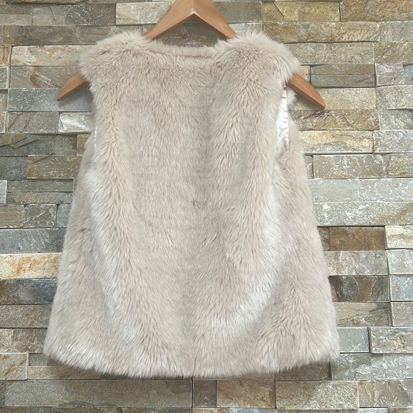 Kids Faux Fur Vest - Picture 3 of 10